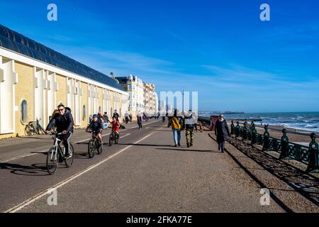 Menschen vor Ort trainieren auf der Hove Seafront während Lockdown, Brighton, East Sussex, Großbritannien. Stockfoto