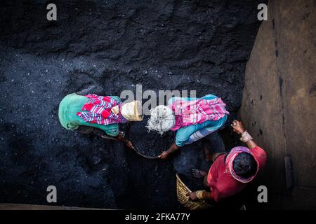 Menschen, die hart dafür arbeiten, den harten Lebensstil zu ändern, habe ich dieses Bild am 17-11-2018 aus Amen Bazar, Dhaka, Bangladesch, Asien aufgenommen Stockfoto