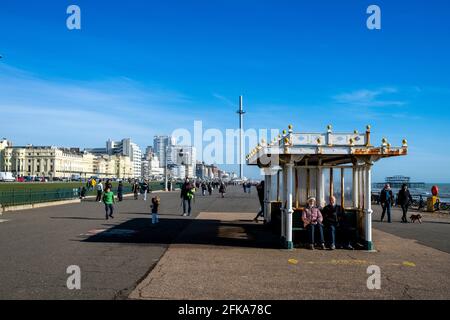 Menschen vor Ort trainieren auf der Hove Seafront während Lockdown, Brighton, East Sussex, Großbritannien. Stockfoto