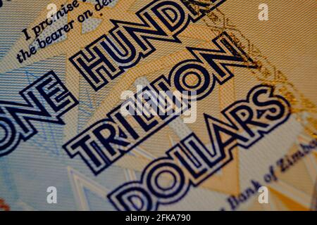 Nahaufnahme eines Textes von einem hundert Billionen Simbabwe Dollar-Rechnung Stockfoto