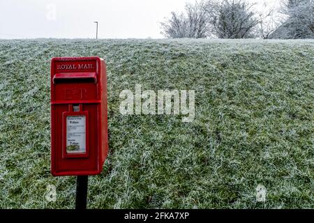 Eine traditionelle Royal Mail Post Box in der Stadt Lewes, East Sussex, Großbritannien. Stockfoto