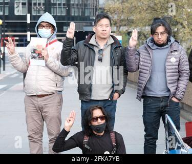 Birmanische Studenten protestierten in einem dreitägigen Hungerstreik in London, um die britische Regierung unter Druck zu setzen, die National Unity Party in Myanmar anzuerkennen. Stockfoto