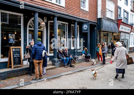 Menschen vor einem Café sitzen und während Lockdown, Lewes, East Sussex, Großbritannien, Kaffee trinken und sich unterhalten. Stockfoto