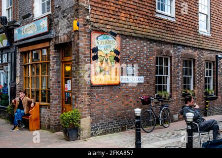 Während Lockdown aufgehoben wird, genießen Einheimische einen Drink vor einem typischen britischen Pub, Lewes, East Sussex, Großbritannien. Stockfoto