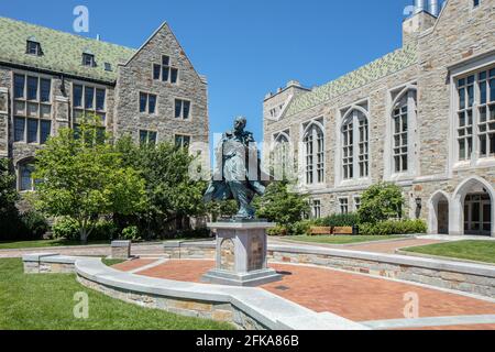 Boston College, Statue des heiligen Ignatius Loyola, Devlin und Higgins Halls, Chestnut Hill, Newton MA Stockfoto