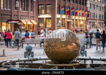 Galaxy: Earth Sphere ist ein Brunnen und eine Skulptur aus dem Jahr 1989 von Joe Davis, installiert in Kendall Square, Cambridge, Massachusetts Stockfoto