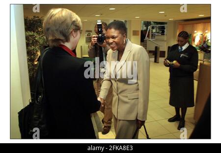 Baroness Amos kommt in ihr neues Büro, um ihre neue Position als Ministerin für internationale Entwicklung zu übernehmen. Anstelle von Clare Short, die heute zurückgetreten ist. PIC David Sandison 12/5/2003 Stockfoto