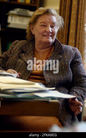 GWYNETH DUNWOODY IN IHREM BÜRO IN WESTMINSTER. 11/4/02 PILSTONgeparkt von jv 12.4.02 Stockfoto