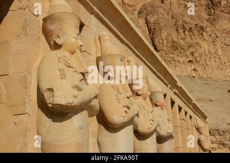 Reihe von geschnitzten Statuen auf der oberen Terrasse des Totentempels von Hatschepsut, in der Nähe des Tals der Könige, Ägypten Stockfoto