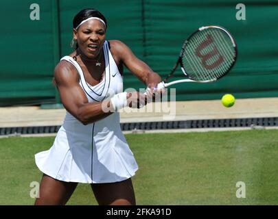 WIMBLEDON 2011. Tag. SERENA WILLIAMS WÄHREND IHRES MATCHES MIT SIMONA HALEP. 23/6/2011. BILD DAVID ASHDOWN Stockfoto