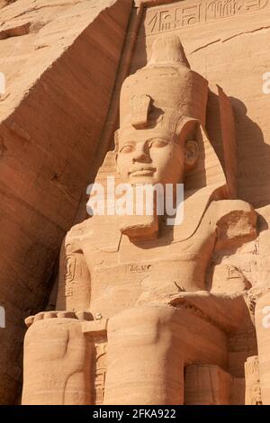 Nahaufnahme der Pharaonstatue im Tempel von Ramses II, Abu Simbel, Ägypten Stockfoto