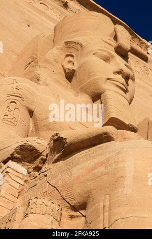 Nahaufnahme der Pharaonstatue im Tempel von Ramses II, Abu Simbel, Ägypten Stockfoto