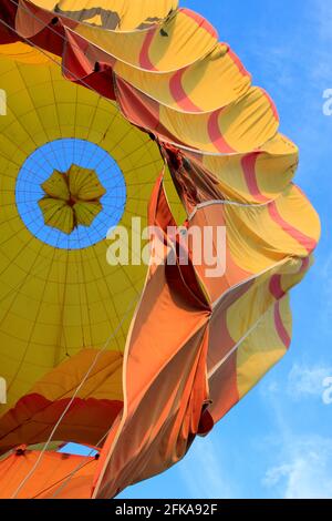 Blick von unten auf das Innere des farbenfrohen Heißluftballons gegen den blauen Himmel, Luxor, Ägypten Stockfoto