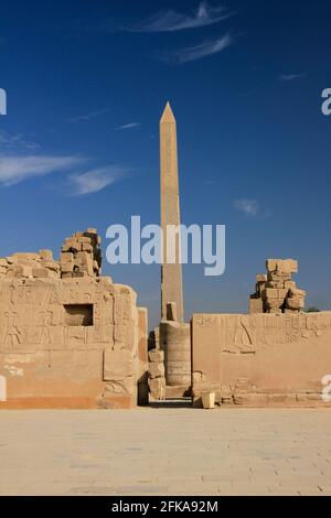 Obelisk von Thutmosis I mit blauem Himmel und Ruinen in den Tempeln von Karnak, Luxor, Ägypten Stockfoto