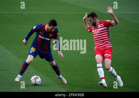 Barcelona, Spanien. April 2021. Lionel Messi (L) von Barcelona wetteiferte am 29. April 2021 während eines Fußballspiels der spanischen Liga zwischen dem FC Barcelona und dem FC Granada in Barcelona, Spanien, um den Ball. Quelle: Joan Gosa/Xinhua/Alamy Live News Stockfoto