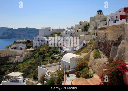 Weiß getünchte Residenzen und blaue Kuppel auf einem Hügel von Oia, Santorini, Griechenland Stockfoto