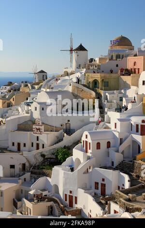 Stadtbild weißer Gebäude in Oia, Santorini, Griechenland Stockfoto