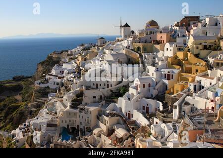 Stadtbild weißer Gebäude in Oia, Santorini, Griechenland Stockfoto