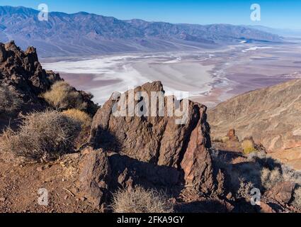 Devil's Golf Course und Badwater Basin vom Aussichtspunkt Dante's View, Death Valley National Park, Kalifornien. Stockfoto