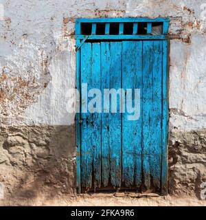 Fassade mit türkisfarbener Holztür, Stadt Cusco, Peru. Stockfoto