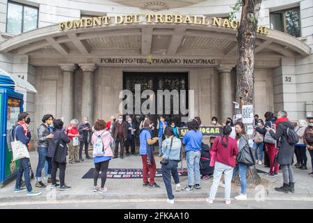 Barcelona, Spanien. April 2021. Demonstranten, die sich während der Demonstration vor dem Gebäude des Nationalen Instituts für Arbeitsförderung versammeln.in Erwartung der Demonstrationen am 1. Mai, dem internationalen Arbeitertag, hat die unabhängige Gewerkschaft der Hausangestellte und Pflegekräfte, eine Demonstration vor dem Gebäude des Nationalen Instituts für Arbeitsförderung in Barcelona ausgerufen. Papiere für alle Hausangestellte zu verlangen. (Foto von Thiago Prudencio/SOPA Images/Sipa USA) Quelle: SIPA USA/Alamy Live News Stockfoto