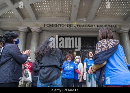 Barcelona, Spanien. April 2021. Demonstranten, die sich während der Demonstration vor dem Gebäude des Nationalen Instituts für Arbeitsförderung versammeln.in Erwartung der Demonstrationen am 1. Mai, dem internationalen Arbeitertag, hat die unabhängige Gewerkschaft der Hausangestellte und Pflegekräfte, eine Demonstration vor dem Gebäude des Nationalen Instituts für Arbeitsförderung in Barcelona ausgerufen. Papiere für alle Hausangestellte zu verlangen. (Foto von Thiago Prudencio/SOPA Images/Sipa USA) Quelle: SIPA USA/Alamy Live News Stockfoto