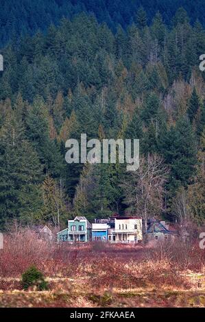 Ein alter Westfilm, bekannt als „Bordertown“ am Fuße eines Berges in Pitt Meadows, B. C., Kanada Stockfoto