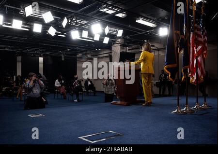 Washington, Usa. April 2021. Die Sprecherin des Hauses, Nancy Pelosi (D-CA), spricht auf ihrer wöchentlichen Pressekonferenz. Kredit: SOPA Images Limited/Alamy Live Nachrichten Stockfoto