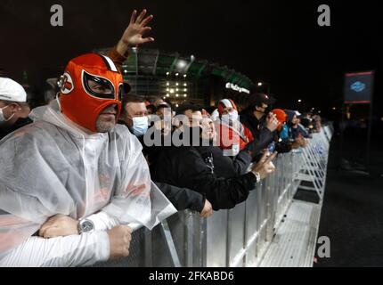 Cleveland, Usa. April 2021. Fans stehen am Donnerstag, den 29. April 2021, beim NFL Draft 2021 in Cleveland, Ohio vor dem First Energy Stadium. Foto von Aaron Josefczyk/UPI Credit: UPI/Alamy Live News Stockfoto