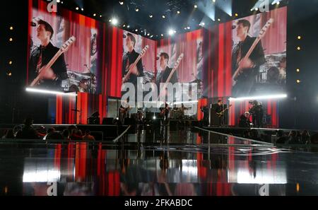 Cleveland, Usa. April 2021. Die Kings of Leon treten am Donnerstag, den 29. April 2021, beim NFL Draft 2021 in Cleveland, Ohio, auf. Foto von Aaron Josefczyk/UPI Credit: UPI/Alamy Live News Stockfoto