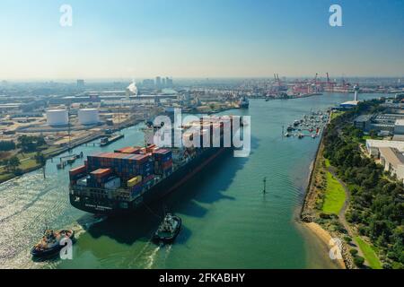 Luftaufnahme eines Frachtschiffes, das in den Hafen von Melbourne eindringt Stockfoto