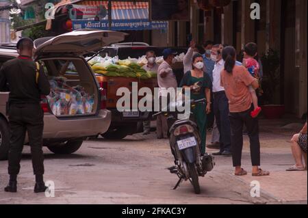 Phnom Penh, Kambodscha. 30. April 2021. Aufgrund der jüngsten Ausbrüche von COVID - 19 in Bekleidungsfabriken und -Märkten hat die kambodschanische Regierung eine Sperre auferlegt. Die Regierung hat Stueng Meanchey jetzt als „Rote Zone“ bezeichnet, alles wurde geschlossen, einschließlich Lebensmittelgeschäfte. Kambodschaner in den „Roten Zonen“ haben fast keinen Zugang zu Nahrungsmitteln und dürfen nicht aus ihren Häusern. Hier spenden wohlhabende Kambodschaner Nahrungsmittelhilfe an arme Menschen, die während der Coronavirus-Pandemie in den roten Zonen abgeschnitten wurden. Quelle: Kraig lieb / Alamy Live News Stockfoto