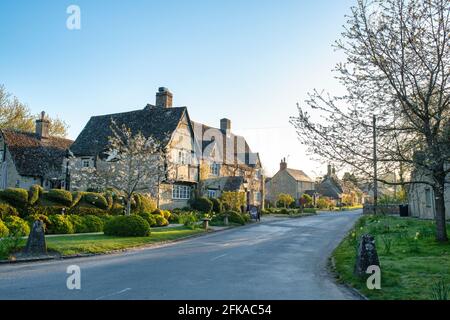 Morgenlicht im öffentlichen Haus des Alten Schwans. Minster Lovell, Oxfordshire, England Stockfoto