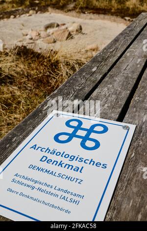 Norddorf, Deutschland. April 2021. Ein Grabhügel aus der Bronzezeit kann als Denkmal in den Dünen am Strand gesehen werden. Quelle: Frank Molter/dpa/Alamy Live News Stockfoto