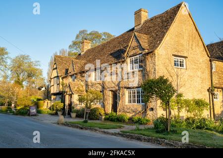 Morgenlicht im öffentlichen Haus des Alten Schwans. Minster Lovell, Oxfordshire, England Stockfoto