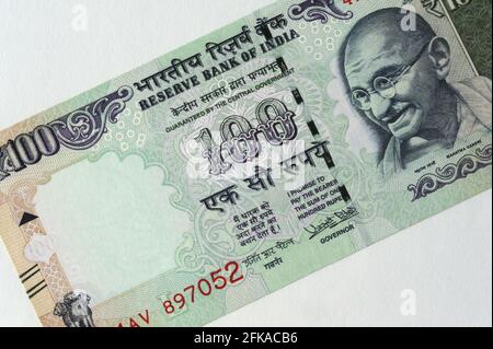 Mumbai Maharashtra Indien Asien April 18 2021 Reserve Bank of indien Gesicht von Mahatma Gandhi auf hundert Rupien alt Banknote 100 Rupie indische Währung Stockfoto