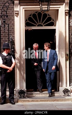 Premierminister Tony Blair mit dem irischen Premierminister Bertie Ahern Bei Nr. 10 Downing Street nach einem Treffen auf der Aktuelle Lage in Nordirland Stockfoto