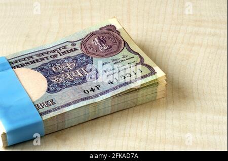 Mumbai Maharashtra Indien Asien April 22 2021 Sehr Selten Rupie 100 Serielle Notizen Paket 1 Rupie Banknote Signiert Von pratap kishan Kale Regierung von in Stockfoto