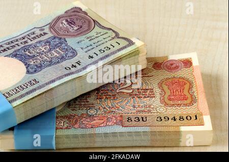 Mumbai Maharashtra Indien Asien April 22 2021 Sehr Selten Rupie und zwei Rupien 100 serielle Banknoten bündeln Banknoten Regierung Von indien selektiver Fokus Stockfoto
