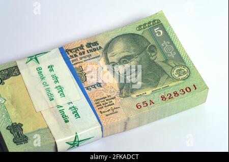 Mumbai Maharashtra Indien Asien April 22 2021 Sehr Seltene Fünf Rupien 100 Serielle Banknoten-Paket 5 Rupie Banknote Indische Währung Stockfoto