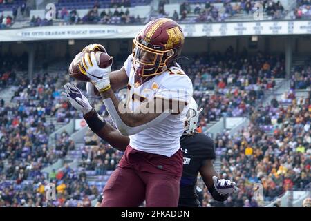 Evanston, USA. November 2019. Minnesota Gophers Wide Receiver Rashod Bateman (13) erwischte seinen dritten Touchdown-Empfang des Spiels am Samstag im dritten Quartal gegen die Northwestern Wildcats. Die Minnesota Gophers spielten die Northwestern Wildcats am Samstag, den 23. November 2019 im Ryan Field in Evanston, Ill. Mit der Nr. 27 Gesamtauswahl wählten die Baltimore Ravens Bateman im NFL Draft aus. (Foto von Aaron Lavinsky/Minneapolis Star Tribune/TNS/Sipa USA) Quelle: SIPA USA/Alamy Live News Stockfoto