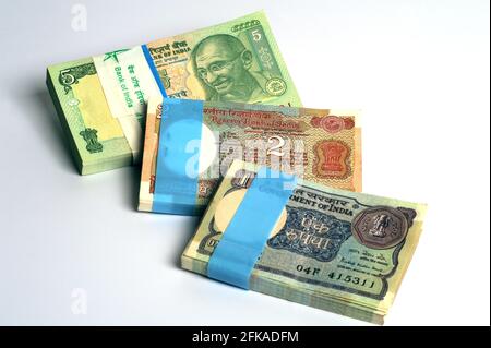 Sehr selten fünf Rupien, zwei Rupien und eine Rupie 100 serielle Banknoten-Paket Rupien Banknote Indische Währung Stockfoto