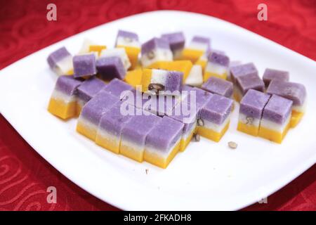 Dreifarbiger Kuchen Stockfoto