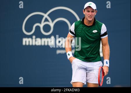 Miami Gardens, Florida, USA. März 2021. Dominik Koepfer aus Deutschland geht während seines Verlusts an Hugo Gaston aus Frankreich in der ersten Runde bei den Miami Open am 24. März 2021 auf dem Gelände des Hard Rock Stadium in Miami Gardens, Florida, auf seine Bank. Mike Lawrence/CSM/Alamy Live News Stockfoto