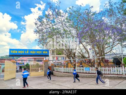 Jacaranda blüht an einem Sommermorgen hell an der High School, wo viele schöne Erinnerungen an Schüler in Da Lat, Vietnam Stockfoto