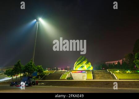 Der Nachtblick am Lam Vien Square zieht Touristen für Wochenendunterhaltung an, ein aufregendes Reiseziel für Reisen in Da Lat, Vietnam Stockfoto