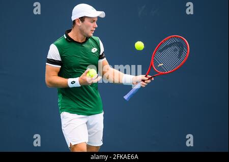 Miami Gardens, Florida, USA. März 2021. Dominik Koepfer aus Deutschland bereitet sich auf seinen Verlust an Hugo Gaston aus Frankreich in der ersten Runde bei den Miami Open am 24. März 2021 auf dem Gelände des Hard Rock Stadium in Miami Gardens, Florida, vor. Mike Lawrence/CSM/Alamy Live News Stockfoto