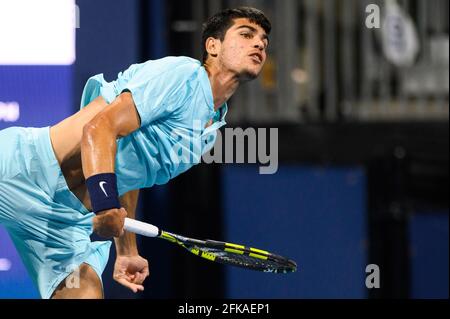 Miami Gardens, Florida, USA. März 2021. Carlos Alcaraz aus Spanien serviert den Ball während seines Verlusts an Emil Ruusuvuori aus Finnland in der ersten Runde bei den Miami Open am 24. März 2021 auf dem Gelände des Hard Rock Stadium in Miami Gardens, Florida. Mike Lawrence/CSM/Alamy Live News Stockfoto