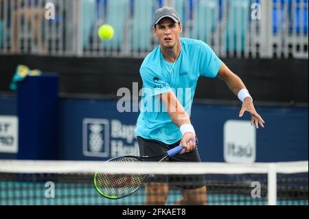 Miami Gardens, Florida, USA. März 2021. Vasek Pospisil aus Kanada trifft in der ersten Runde bei den Miami Open am 24. März 2021 auf dem Gelände des Hard Rock Stadions in Miami Gardens, Florida, eine Vorhand bei seinem Verlust an Mackenzie McDonald aus den Vereinigten Staaten. Mike Lawrence/CSM/Alamy Live News Stockfoto