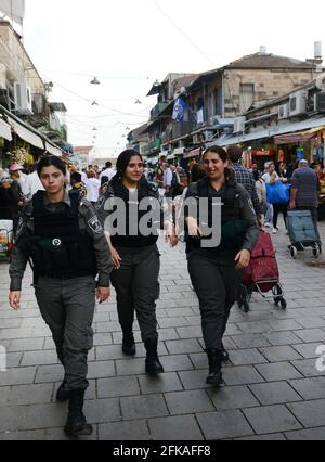 Israelische Grenzpolizisten patrouillieren auf dem Mahane Yehuda-Markt in Jerusalem, Israel. Stockfoto